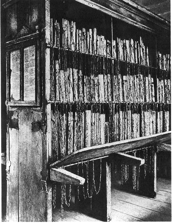 Книга на книжной полке Книга на книжной полке