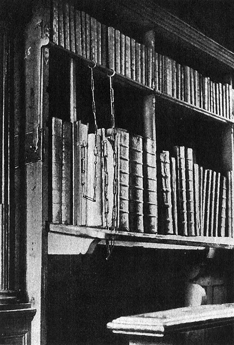 Книга на книжной полке Книга на книжной полке