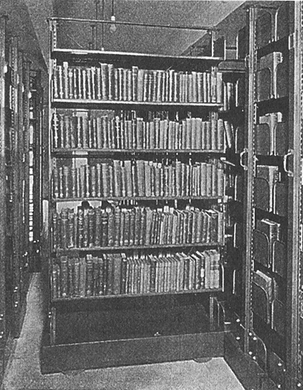 Книга на книжной полке Книга на книжной полке
