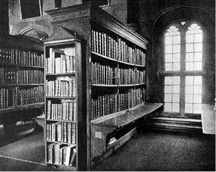 Книга на книжной полке Книга на книжной полке
