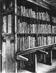 Книга на книжной полке Книга на книжной полке